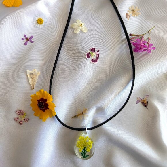 Tear Drop Shaped Beautiful Hand Made Yellow Firework Dried Flower Resin Necklace - Picture 2 of 3